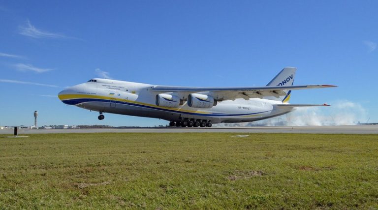 Sert inişte hasar gören B757 için An-124 görevde